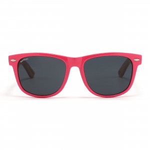 Ochelarii de soare MATELOT model LIFESTYLE, cu lentile polarizate UV 400 și brațe din lemn de bambus, toc de ochelari pliabil, săculeț protecție din microfibră si cârpă pentru întreținere.