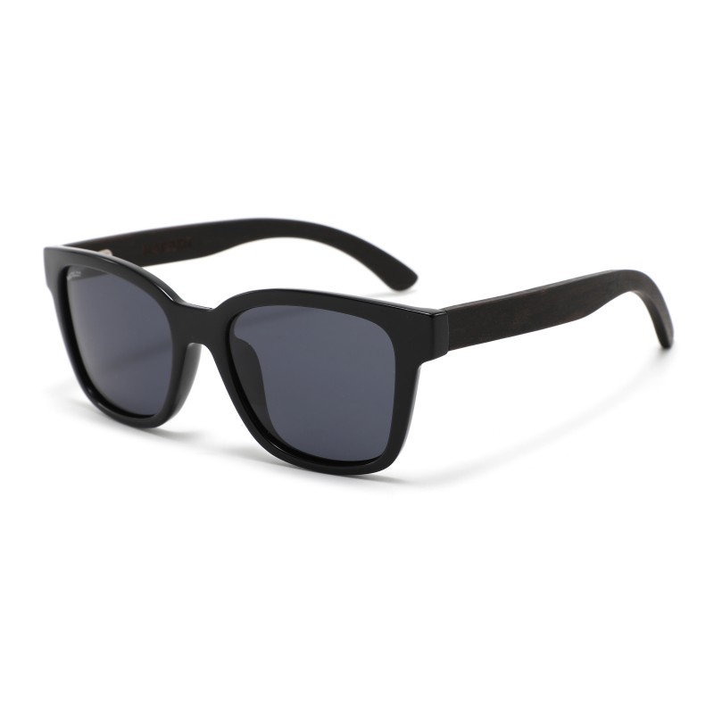 Ochelarii de soare MATELOT model FULL BLACK EDITION, cu lentile polarizate UV 400 și brațe din lemn de bambus, toc de ochelari pliabil, săculeț protecție din microfibră si cârpă pentru întreținere.