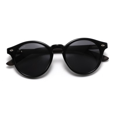 Ochelarii de soare MATELOT model CLASSY EDITION, cu lentile polarizate UV 400 și brațe din lemn de bambus, toc de ochelari pliabil, săculeț protecție din microfibră si cârpă pentru întreținere.